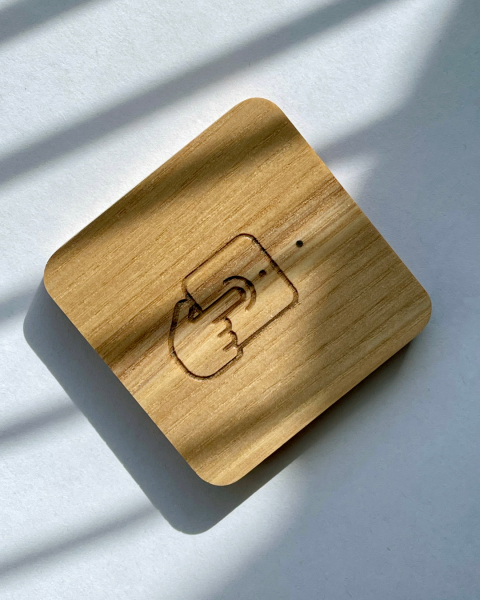 Кнопка AGRG® AXI Button CUSTOM — это сенсорная кнопка выхода для любой СКУД, изготовленная из массива натурального дерева.