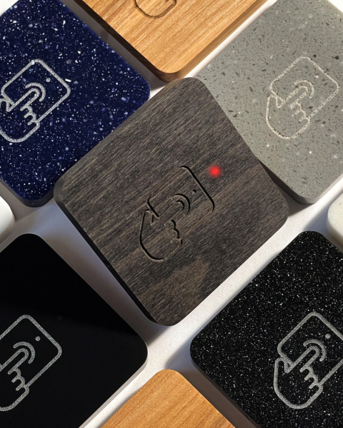Кнопка AGRG® AXI Button CUSTOM — это сенсорная кнопка выхода для любой СКУД, изготовленная из массива натурального дерева или искусственного камня.