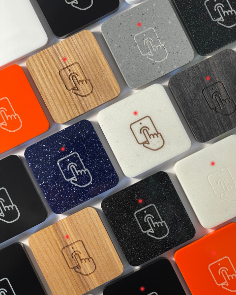 Кнопка AGRG® AXI Button CUSTOM — сенсорная кнопка выхода для любой СКУД из массива натурального дерева или камня.