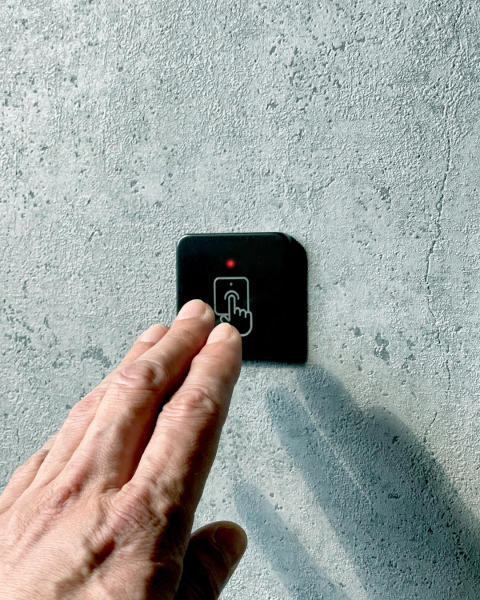 Кнопка AGRG® AXI Button CUSTOM — сенсорная кнопка выхода для любой СКУД из камня.