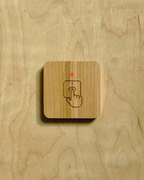 Кнопка AGRG® AXI Button CUSTOM — это сенсорная кнопка выхода для любой СКУД, изготовленная из массива натурального дерева.