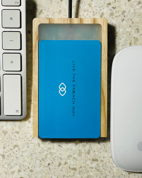 Контрольный считыватель AGRG-TBL-USB в корпусе из массива натурального дерева.