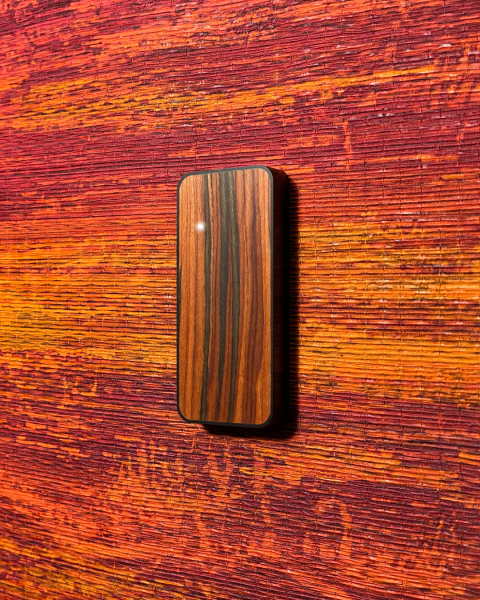 Считыватели из камня AGRG® AXI 2 CUSTOM со вставкой из натурального дерева ценных пород.