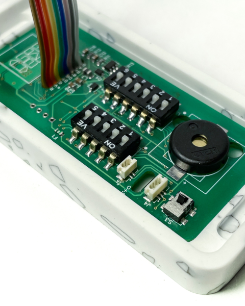 Мультипротокольные OSDP считыватели AGRG® AXI 6 CUSTOM из камня.