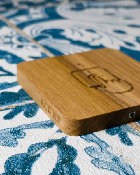 Кнопка AGRG® AXI Button CUSTOM — это сенсорная кнопка выхода для любой СКУД, изготовленная из массива натурального дерева.