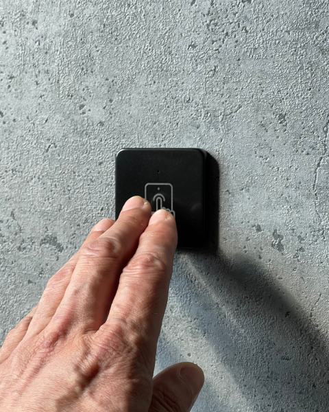 AGRG® AXI из камня: кнопка выхода в индивидуальном исполнении, под стиль интерьера.