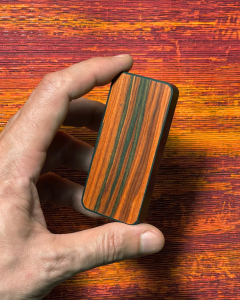 Мультиформатный считыватель AGRG® AXI 2 CUSTOM в корпусе из камня и декоративными вставками из натурального шпона.