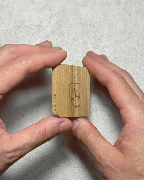 AGRG® AXI CUSTOM из массива натурального дерева: кнопка выхода в индивидуальном исполнении, под стиль интерьера.